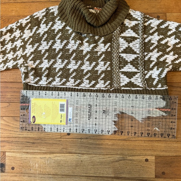 Cozy Olive Green and White Turtleneck Jupiter Cropped Sweater - Picture 3 of 4